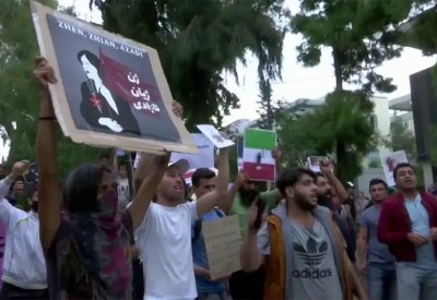 بالفيديو: الأمن الإيراني يطلق النار على المحتجين بجامعة أصفهان