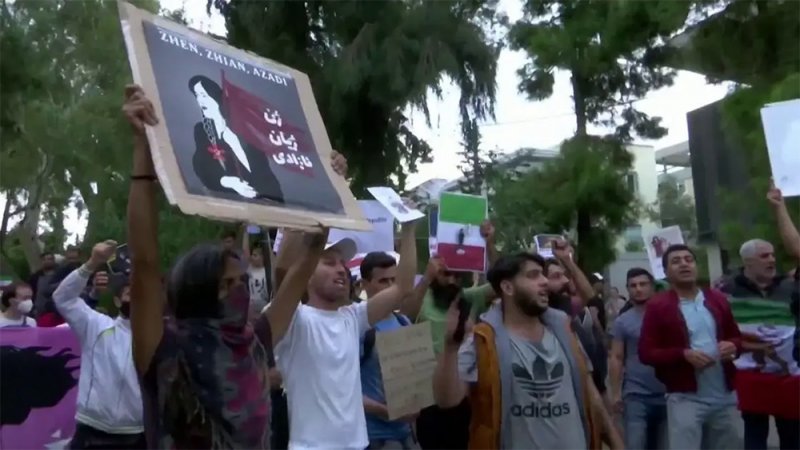 بالفيديو: الأمن الإيراني يطلق النار على المحتجين بجامعة أصفهان