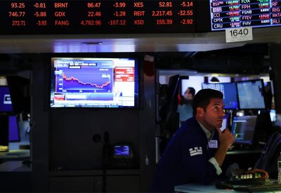 أسواق الأسهم العالمية.. خسائر حادة وآمال بنهاية عام سعيدة