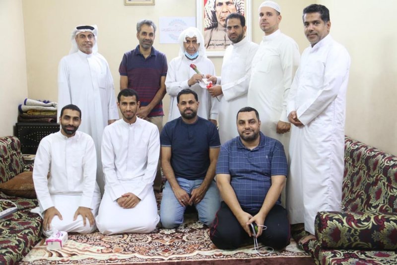"المرخ الخيرية" تزور مجموعة من الآباء في يومهم العالمي