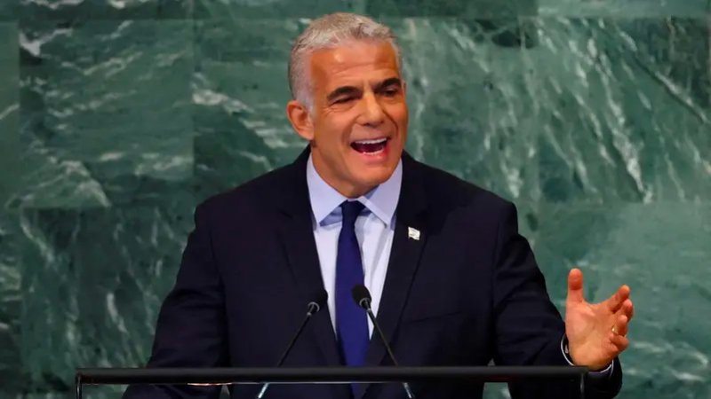 لابيد: اتفاق الحدود البحرية مع لبنان سيحد من نفوذ حزب الله