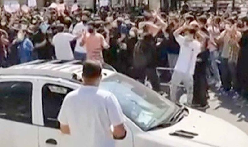 92 قتيلا على الأقل في قمع الاحتجاجات بإيران