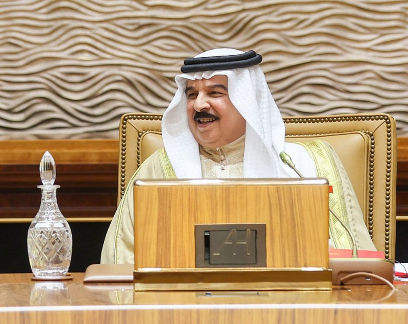 جلالة الملك المعظم يشيد بالدور الذي يضطلع به المعلم البحريني وما حققه عبر التاريخ في حمل رسالة العلم والمعرفة