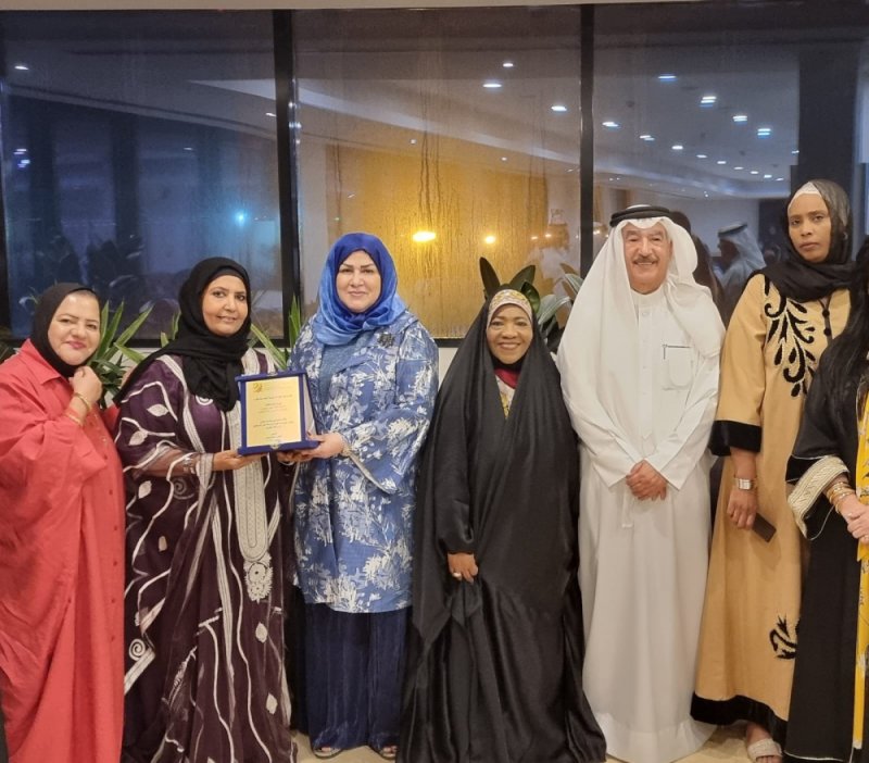 "عطاء" تكرّم مشرفة دار المحرق لرعاية الوالدين
