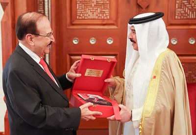 الملك المعظم يشيد بإسهامات ميرزا في “النفط والغاز” و“المتجددة”