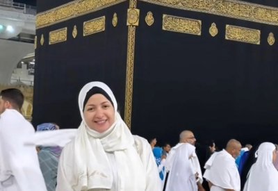 منى فاروق تتصدر الترند بعد صورها أمام الكعبة