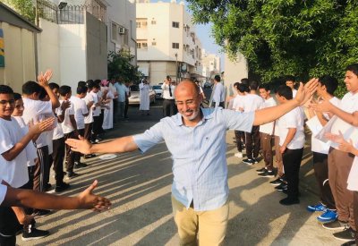 بالصور: مدارس البحرين تتزين بالورود احتفالاً بيوم المعلم