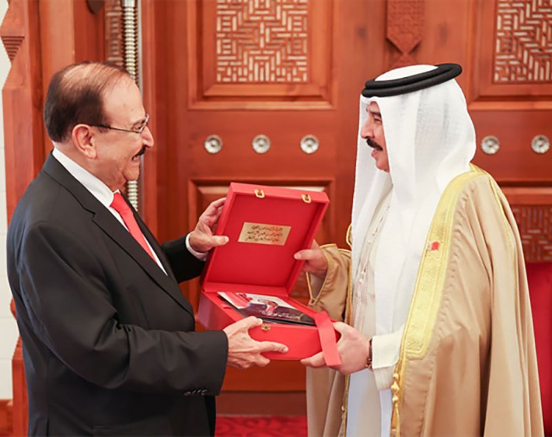 الملك المعظم يشيد بإسهامات ميرزا في “النفط والغاز” و“المتجددة”