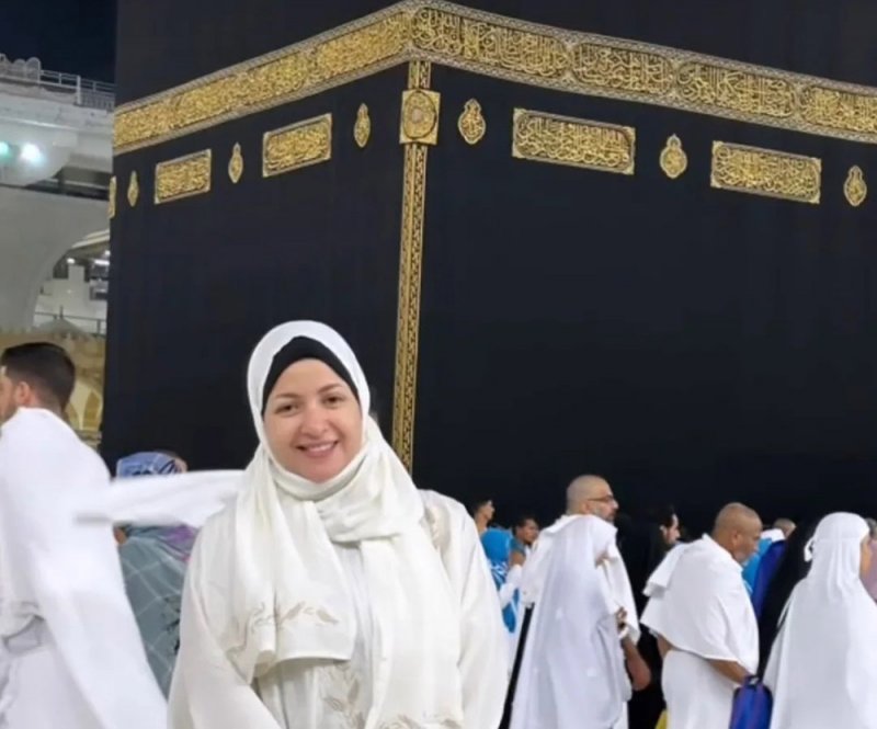 منى فاروق تتصدر الترند بعد صورها أمام الكعبة