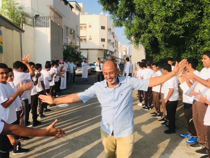 بالصور: مدارس البحرين تتزين بالورود احتفالاً بيوم المعلم