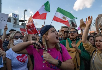 تمدد الاحتجاجات في إيران لمدن جديدة.. والنار تلتهم صور خامنئي
