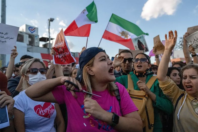 تمدد الاحتجاجات في إيران لمدن جديدة.. والنار تلتهم صور خامنئي