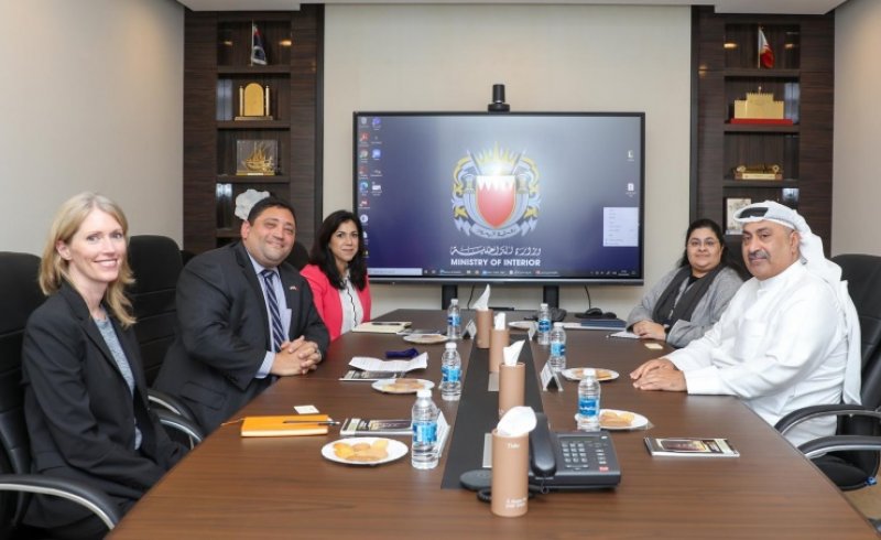 وكيل وزارة الداخلية يستقبل نائب سفير الولايات المتحدة لدى مملكة البحرين