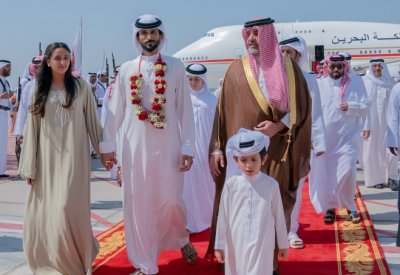 سمو الشيخ عبدالله بن حمد يستقبل سمو الشيخ ناصر بن حمد لدى وصوله إلى البلاد