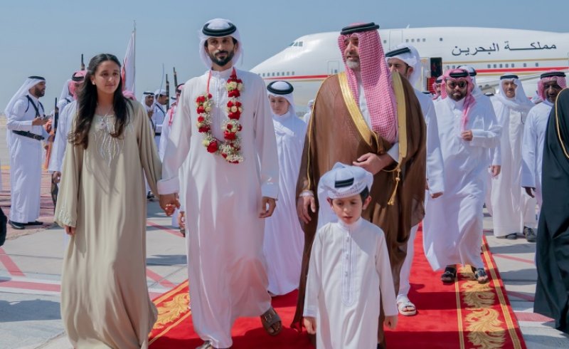 سمو الشيخ عبدالله بن حمد يستقبل سمو الشيخ ناصر بن حمد لدى وصوله إلى البلاد
