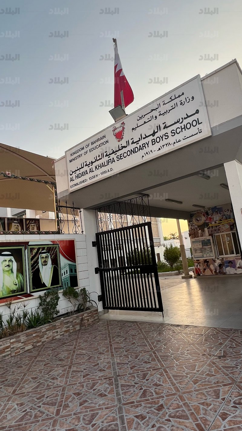 بالصورة: "اشرافية المحرق" خاوية من المترشحين في الدقائق الفاصلة عن فتح الباب