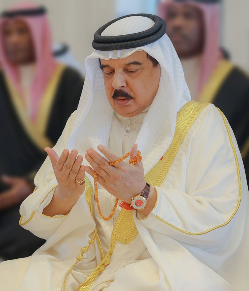 جلالة الملك المعظم يؤدي صلاة الجمعة المباركة بمسجد قصر الصخير