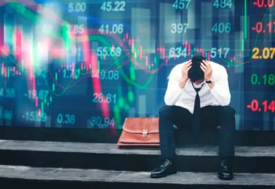بنك أوف أميركا: المستثمرون يلجأون إلى السيولة النقدية خوفا من الركود