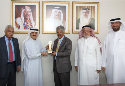 منح الدكتور مصطفى السيد العضوية الفخرية لجمعية البحرين لرعاية الوالدين
