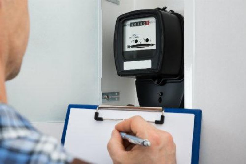 "قارئو العدادات" بلا رواتب .. ومخاوف التسريح تلوح في الأفق