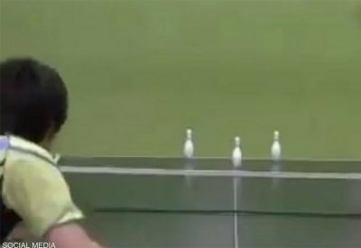 فيديو لرياضي رهيب.. يمزج لعبتي التنس والبولينغ