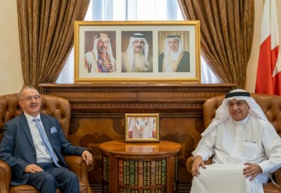 مستشار جلالة الملك لشؤون الإعلام يستقبل السفير الجزائري ويشيد بعمق العلاقات البحرينية الجزائرية