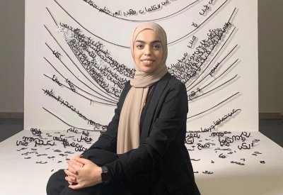 فنانة بحرينية تتألق في ملتقى الشارقة للخط