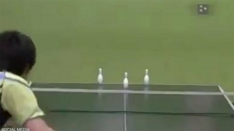 فيديو لرياضي رهيب.. يمزج لعبتي التنس والبولينغ