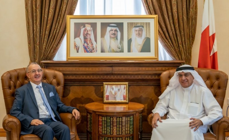 مستشار جلالة الملك لشؤون الإعلام يستقبل السفير الجزائري ويشيد بعمق العلاقات البحرينية الجزائرية