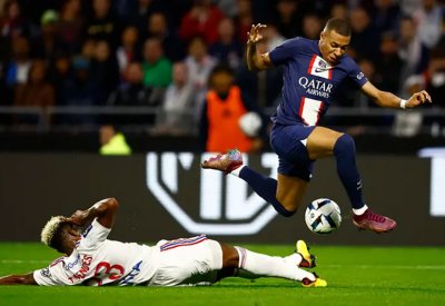 توتر بين مبابي وباريس.. واللاعب يسافر إلى مدريد