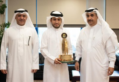 النائب العام يسلم المستشار فهد البوعينين المحامي العام جائزة حامد العثمان للتميز 