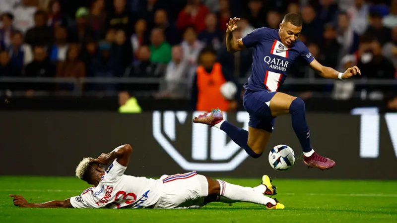 توتر بين مبابي وباريس.. واللاعب يسافر إلى مدريد