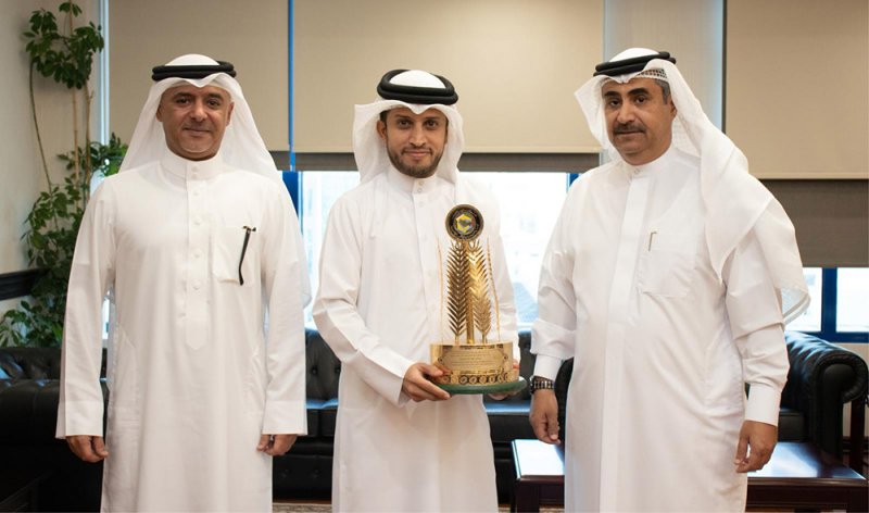 النائب العام يسلم المستشار فهد البوعينين المحامي العام جائزة حامد العثمان للتميز 