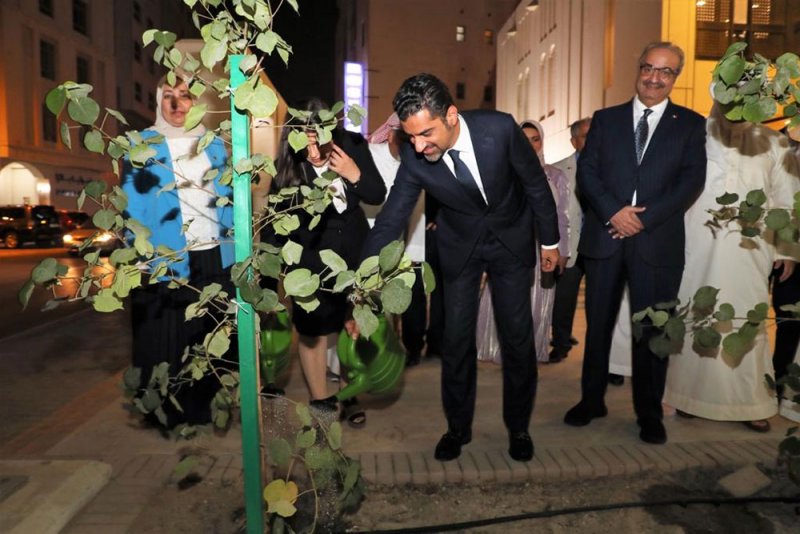 المبارك يشارك المهندسين البحرينيين في يومهم عبر "غرس الأشجار"
