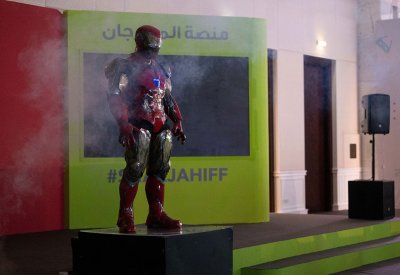 Iron Man يفاجئ زوار "السينمائي الدولي"
