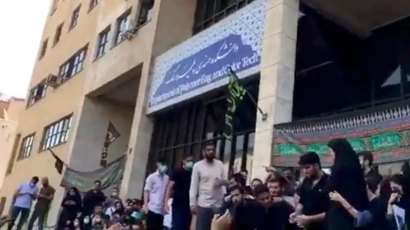 أقر بقمع التظاهرات..قائد إيراني"الاعتقالات قلصت الحراك"