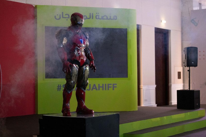 Iron Man يفاجئ زوار "السينمائي الدولي"
