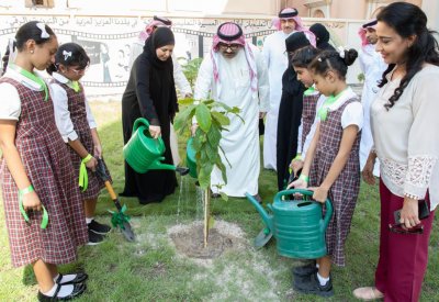 المدير العام لشؤون المدارس يدشن حملة التشجير المدرسية