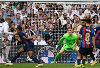 ريال مدريد يضرب برشلونة بثلاثية وينفرد بالصدارة