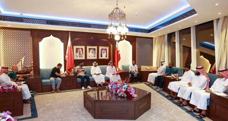 لجنة الموروث تجتمع بالفرق المشاركة في سباقات التجديف الشعبي 