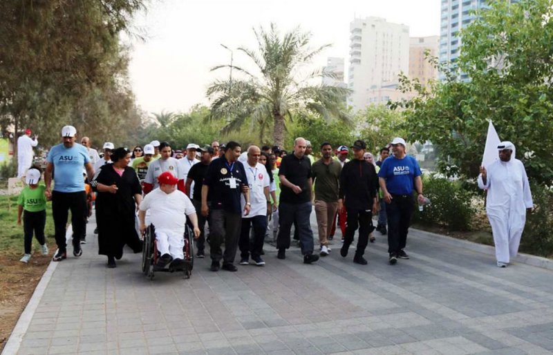 محافظ العاصمة يشارك بمسيرة المشي مع الكفيف وسط مشاركة مجتمعية واسعة