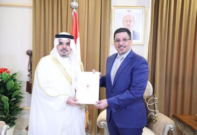 وزير الخارجية اليمني يتسلم نسخة من أوراق اعتماد سفير البحرين لدى الجمهورية اليمنية