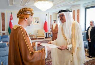 وزير الخارجية يتسلم نسخة من أوراق اعتماد سفير سلطنة عُمان
