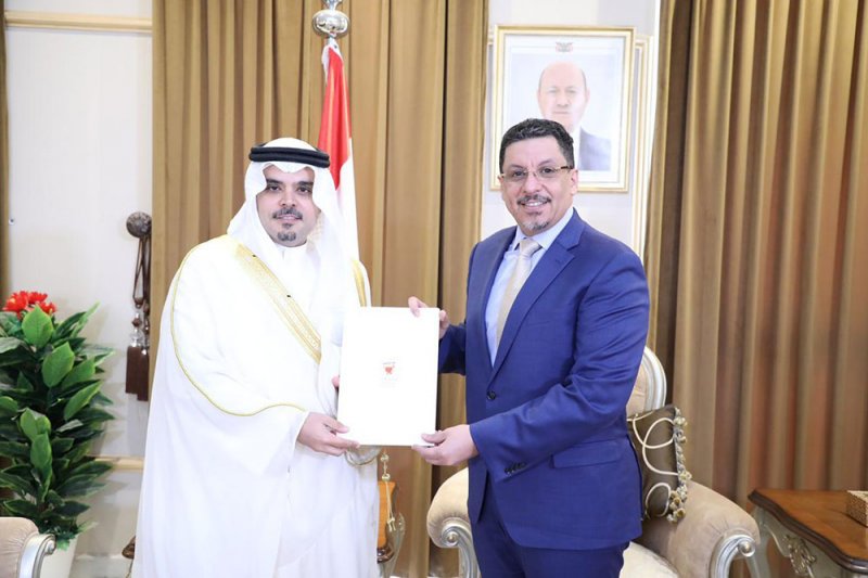 وزير الخارجية اليمني يتسلم نسخة من أوراق اعتماد سفير البحرين لدى الجمهورية اليمنية