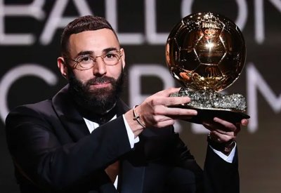 بنزيمة يتوج بجائزة الكرة الذهبية