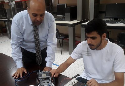 طالب ثانوي ينفذ مشروعات تعتمد على برمجة "الأردوينو" والروبوتات