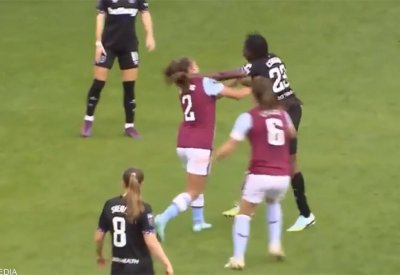 بالفيديو: لاعبة بالدوري الإنجليزي تستعرض مهارتها في الملاكمة