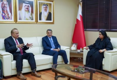 الأمين العام للتعليم العالي تطلع على خطط التعاون بين البحرين الطبية وجامعة ألاباما
