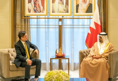 وزير المالية يستقبل سفير جمهورية سنغافورة لدى مملكة البحرين