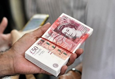 الإسترليني يتراجع تحت وطأة التضخم الأعلى منذ 40 عاما